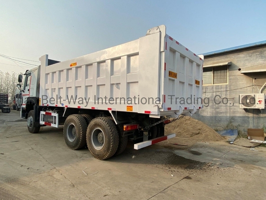 Capacité du moteur &gt; 8L Sinotruk HOWO Zz3257n3647A 371HP Euro II camion à déchargeuse